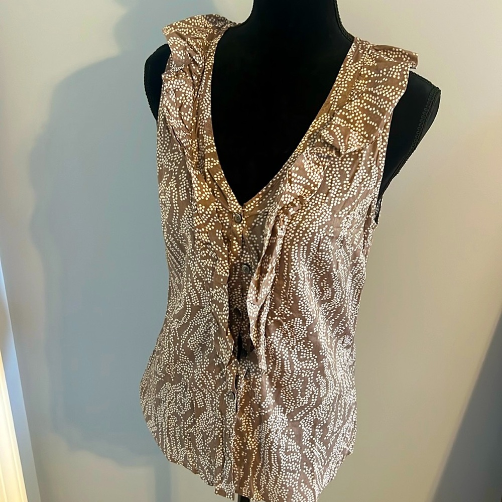 Ruffle collar and front sleeveless top. Cotton